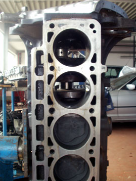 Einsetzen der Kolben im Zylinderblock